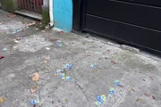 Santinhos espalhados por ruas de São Paulo no domingo (4/10) do 1º turno das eleições de 2026