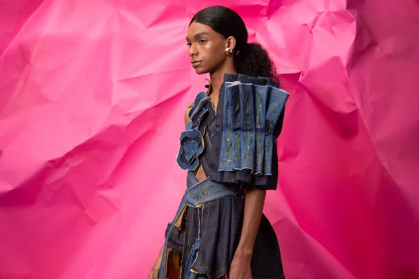 Na imagem com cor, homem negro posa para fotos do curso gratuito de moda - Metrópoles