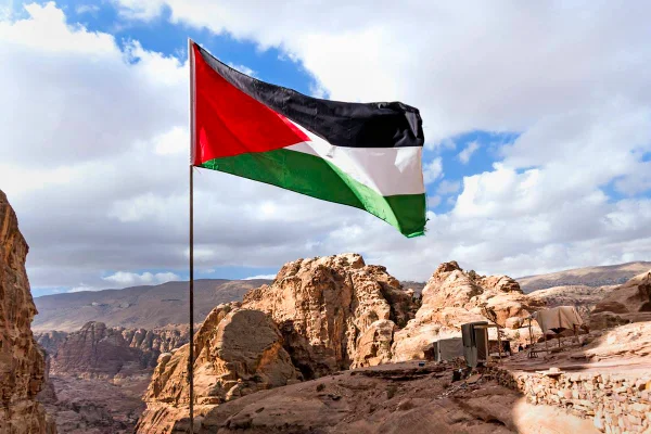 Imagem colorida mostra bandeira da Palestina no topo de uma montanha - Metrópoles