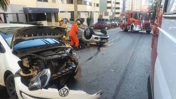 Acidente com dois veículos deixa motorista ferida em Águas Claras