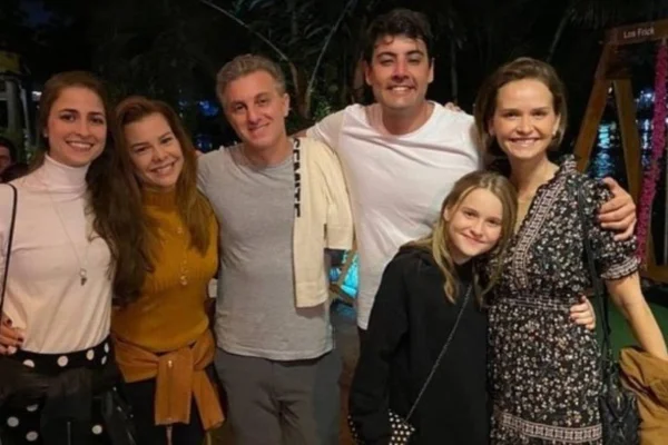 Fernanda e Eduarda estão com Luciano Huck, Bruno, Fernanda Rodrigues e a filhinha dela, Luisa.