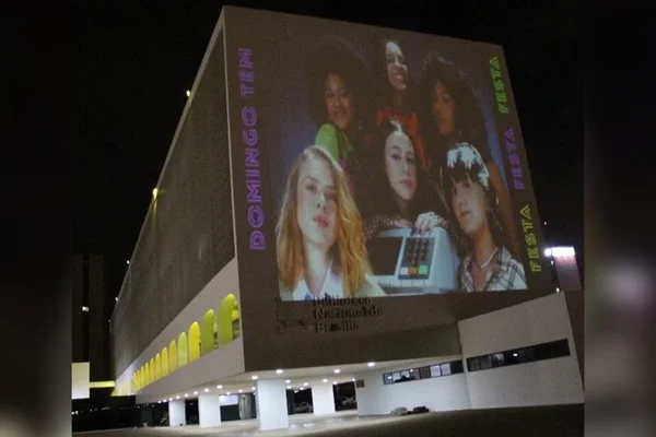 Movimento incentiva voto feminino e faz projeções em prédio de Brasília