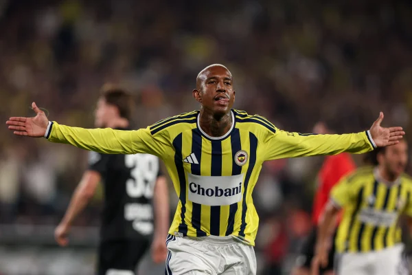 Talisca marcou gol pelo Fenerbahce nos playoffs da Champions League