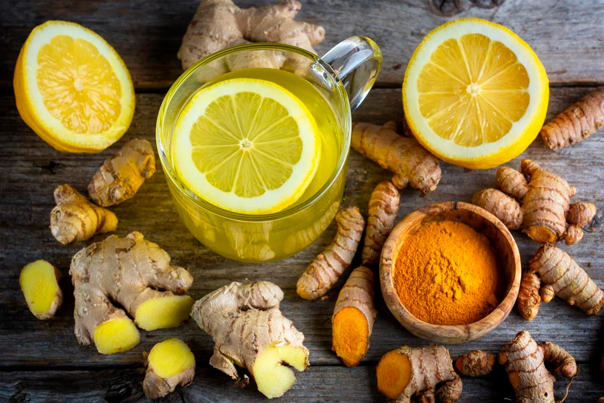 Cúrcuma e limão combinados potencializam os benefícios um do outro Cúrcuma e limão combinados potencializam os benefícios um do outro