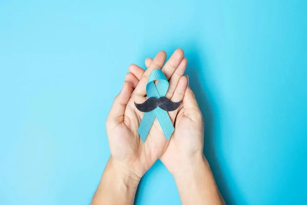Foto colorida de laço azul com bigode