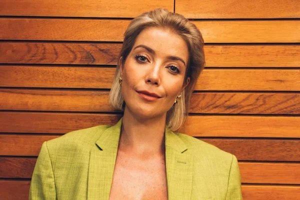 Luiza Possi anuncia que está grávida de primeiro filho com Cris Gomes
