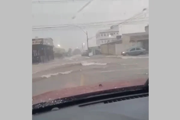Que toró! Tempestade alaga ruas e assusta motoristas em Ceilândia