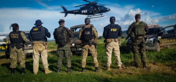 policias rodoviários posam para foto de costas, eles vestem uniformes