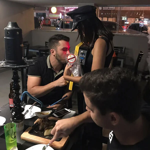 Ação da 99Pop com clientes em bares de Brasília Ação da 99Pop com clientes em bares de Brasília