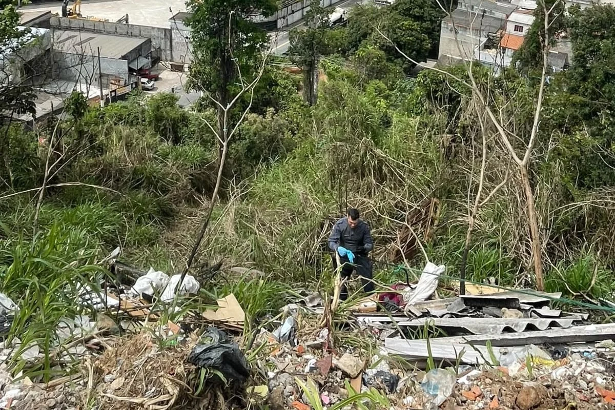 Policiais encontraram roupas e uma faca em buscas por corpo esquartejado Policiais encontraram roupas e uma faca em buscas por corpo esquartejado