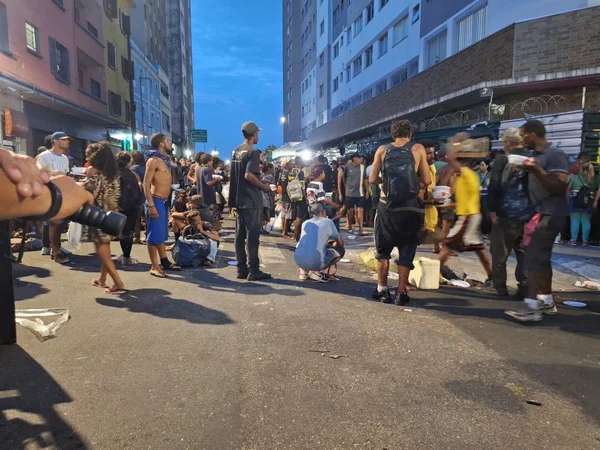 Imagem mostra aglomeração de pessoas em rua - Metrópoles