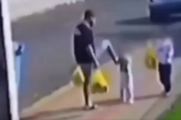 Pai é flagrado chutando a própria filha, de 3 anos, no Paraná