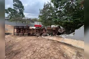 Uma carreta carregada com 28 toneladas de minério perdeu os freios e colidiu com oito carros de passeio na tarde desta quinta-feira (27/8) Uma carreta carregada com 28 toneladas de minério perdeu os freios e colidiu com oito carros de passeio na tarde desta quinta-feira (27/8)