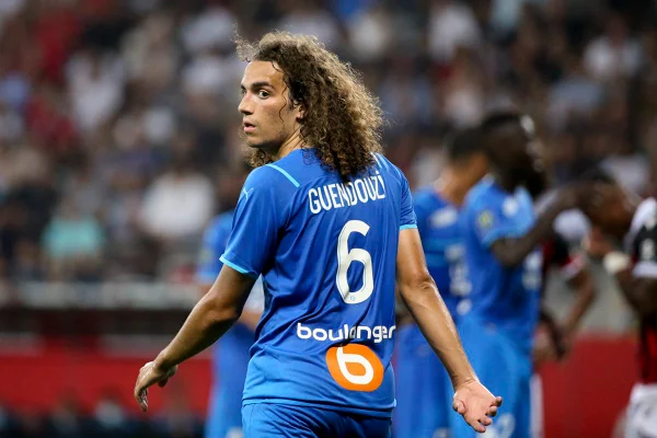Homem branco, de cabelo longo, vestido com uniforme azul - Metrópoles