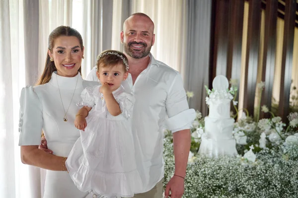 Thaís Caixeta e Benigno Machado batizam a filha, Betina, na Catedral