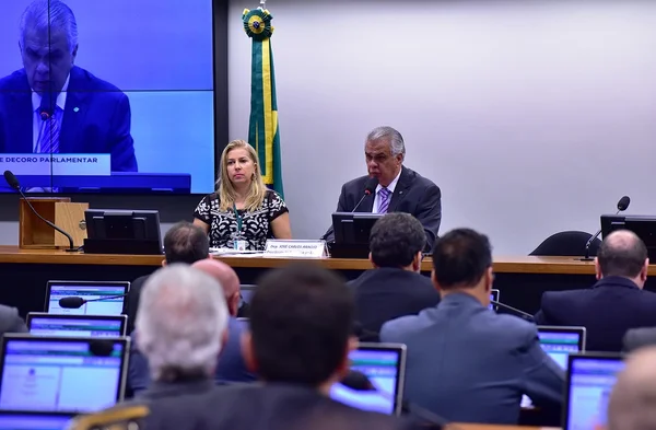 Araújo diz que manterá Pinato na relatoria do processo contra Cunha