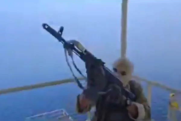 Irã divulga vídeo do momento em que intercepta navios em Ormuz - Metrópoles