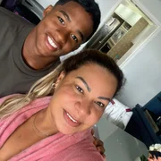 Endrick e a mãe, Cíntia Ramos, fazem selfie para as redes sociais