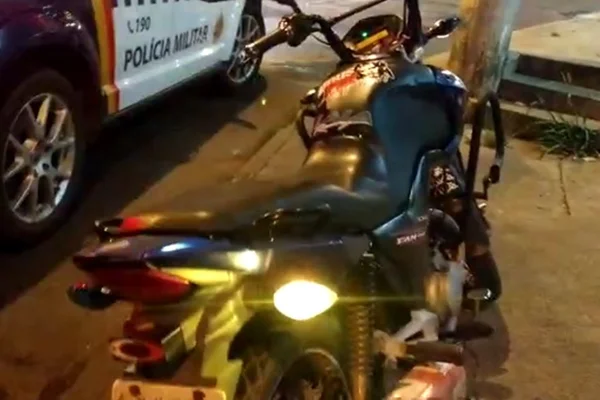 Condutor sem carteira é flagrado em moto com R$ 21 mil em dívidas