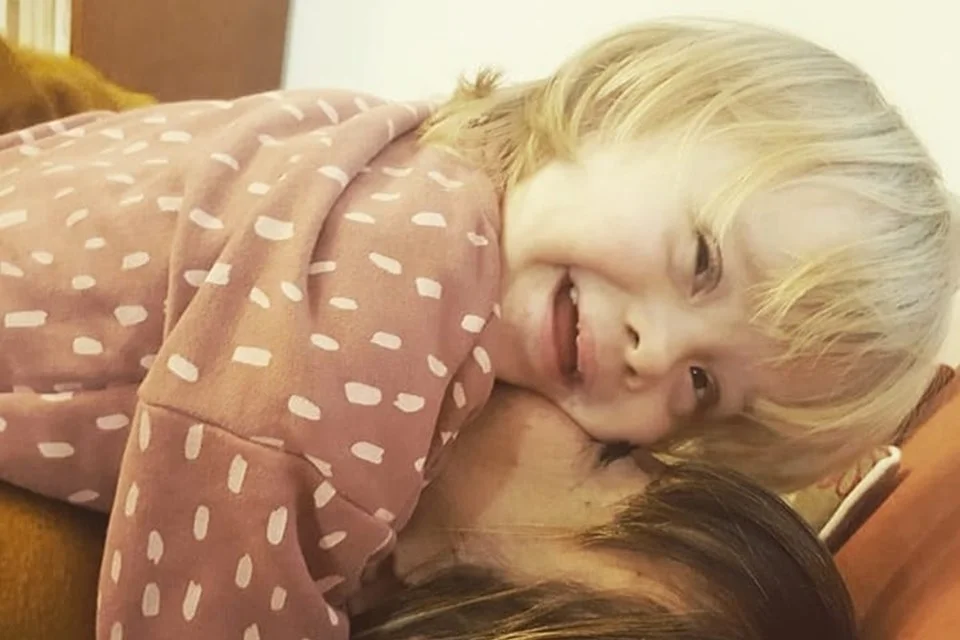Alba foi rejeitada pela mãe por conta da condição genética, que causa uma série de desafios de aprendizado. Alba foi rejeitada pela mãe por conta da condição genética, que causa uma série de desafios de aprendizado.