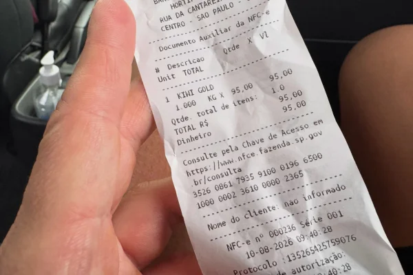 Lutador japonês leva golpe no Mercadão e paga R$ 95 por dois kiwis - destaque galeria Lutador japonês leva golpe no Mercadão e paga R$ 95 por dois kiwis - destaque galeria