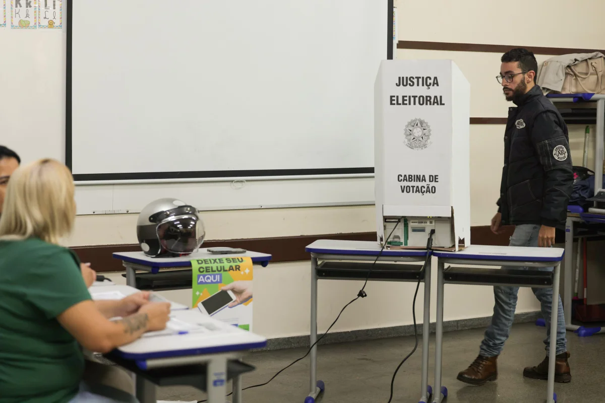 Cola, óculos e celular: o que pode e o que não pode na cabine de votação