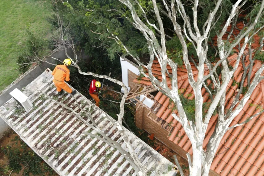 Chuva forte provoca alagamentos, queda de árvores e transtornos aos brasilienses. Veja vídeo - imagem 6 Chuva forte provoca alagamentos, queda de árvores e transtornos aos brasilienses. Veja vídeo - imagem 6
