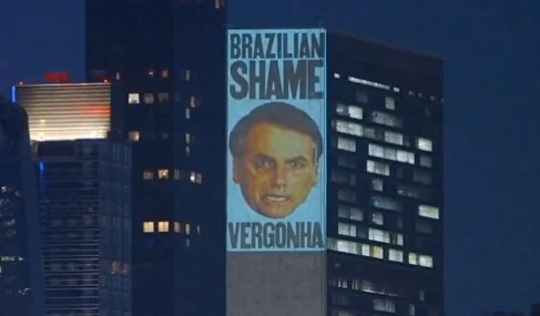 Projeções chamando Bolsonaro de “vergonha” são vistas em prédios em NY