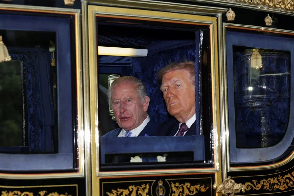 Foto colorida de dois homens dentro de uma carruagem - Metrópoles