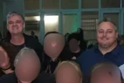 Oficial da PM posa para foto durante evento da associação dos oficiais ao lado de Antonio Carlos Ubaldo Júnior, preso sob suspeita de envolvimento com o crime organizado 