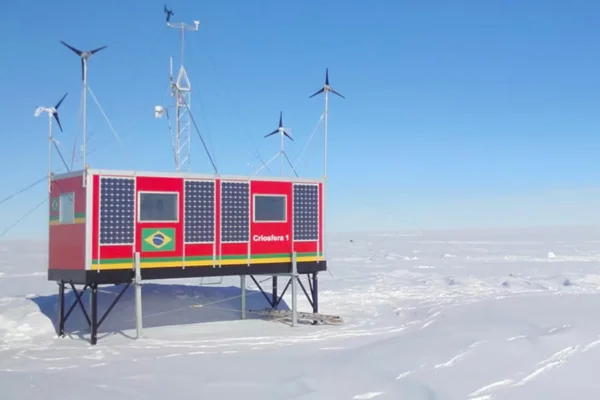 Foto colorida de estação brasileira na Antártica - Metrópoles