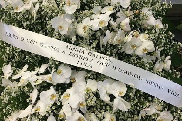 Em faixa de coroa de flores, Lula homenageia Marisa: “minha galega”