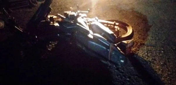 Imagem colorida de uma das motos envolvidas no acidente caída no chão - Metrópoles