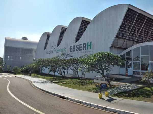 Foto colorida de fachada da EBSERH - Metrópoles