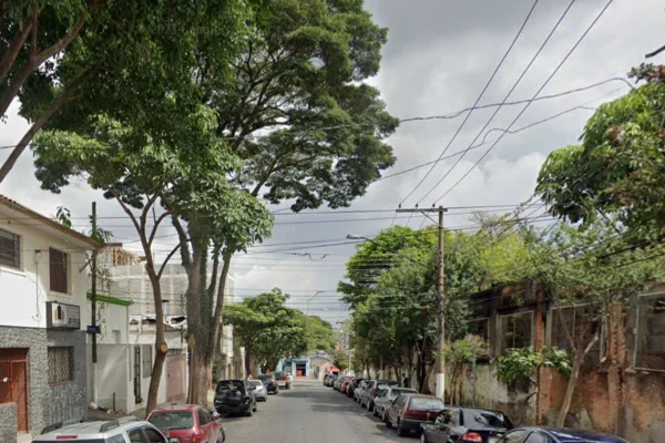 Imagem colorida mostra rua de casas térreas em Santo Amaro - Metrópoles