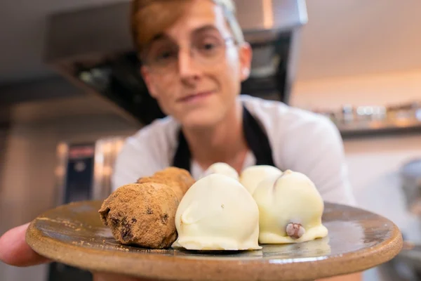 Cozinha de Solteiro: prepare trufas de chocolate amargo e manjericão