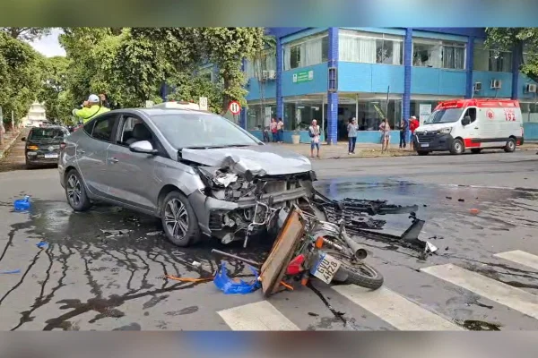 moto e carro em acidente