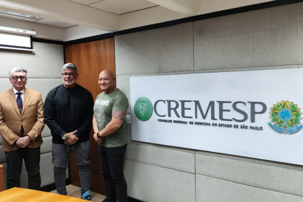Imagem colorida de Alexandre Frota (PDT), vereador de Cotia, em visita ao Cremesp. - Metrópoles