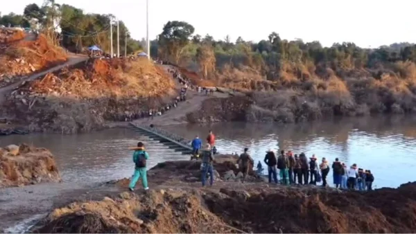 imagem colorida. Ponte flutuante - Metrópoles