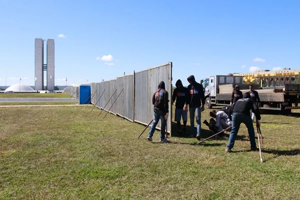 Muro que vai dividir manifestações começa a ser erguido na Esplanada