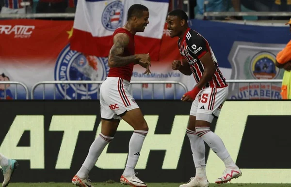 São Paulo quebra jejum, bate o Bahia no fim e tira Vasco do Z-4