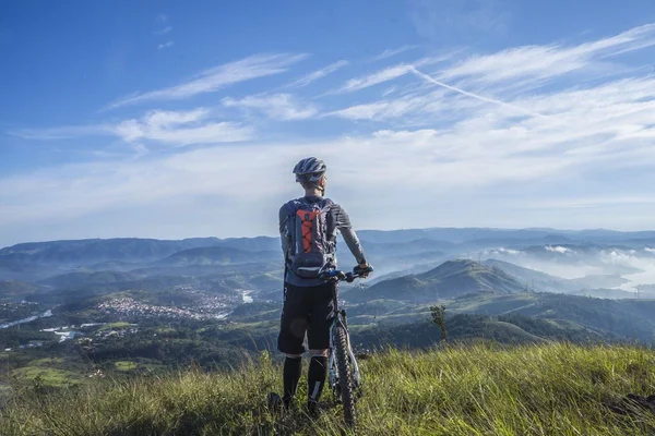 Homem de bicicleta com paisagem ao fundo Ciclismo