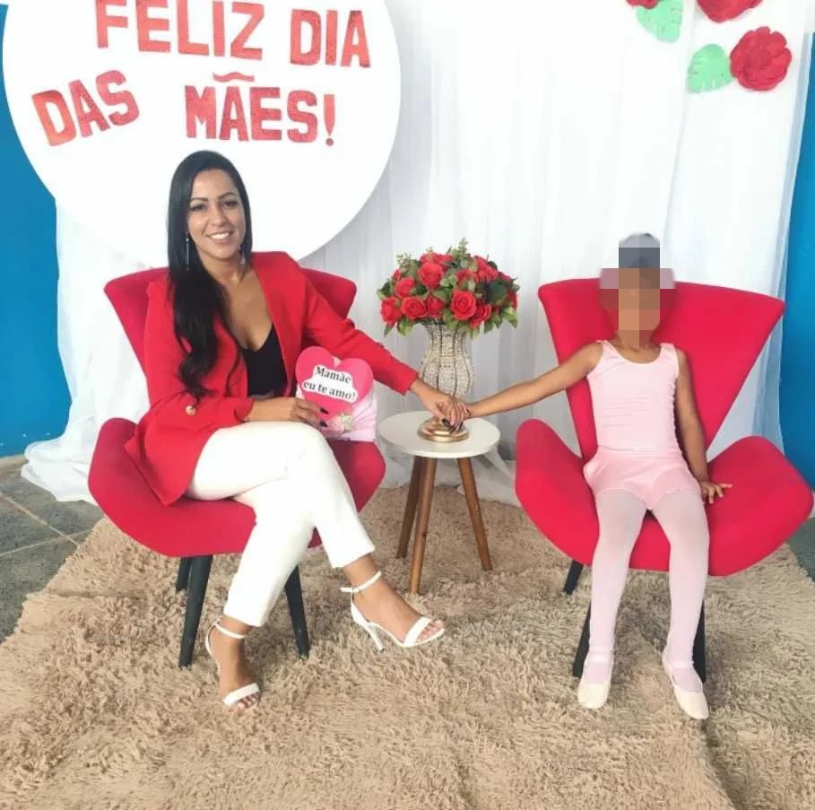 Os dois têm uma filha pequena Os dois têm uma filha pequena