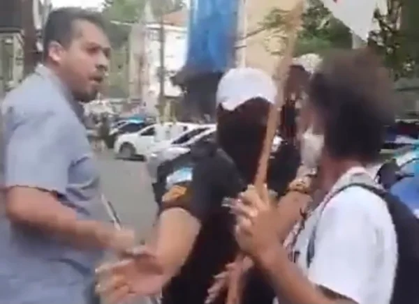 Vídeo: Deputado que quebrou a placa de Marielle é vaiado e expulso de bairro no Rio de Janeiro