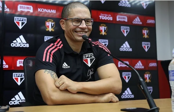 Imagem colorida de Alex, treinador da categoria sub-20 do São Paulo