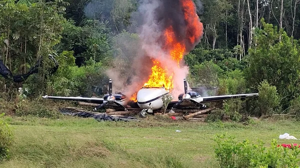 Aviões usados para transportar drogas ao Brasil são destruídos no Peru
