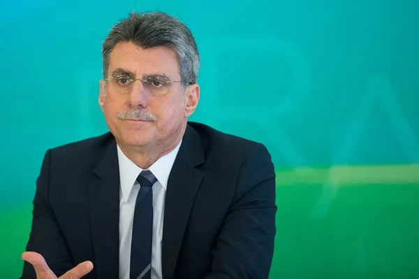 “Não vejo nada demais”, diz Jucá sobre voo de Temer em avião da JBS