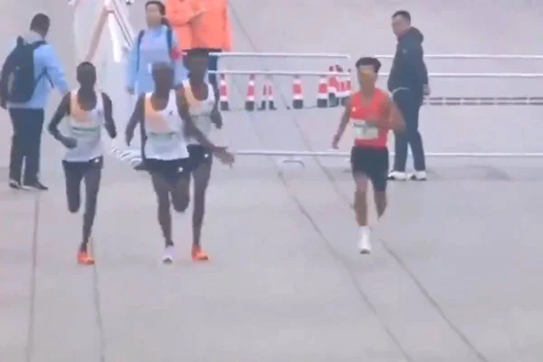 Imagem colorida da Meia Maratona de Pequim - Metrópoles