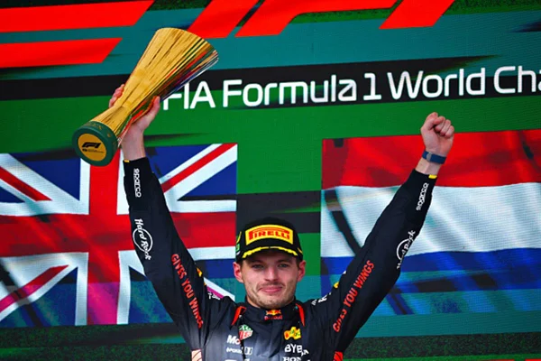 Imagem colorida de Max Verstappen levantando troféu do GP do Brasil, em São Paulo - Metrópoles