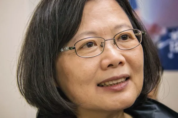 Reeleita, presidente de Taiwan quer relação mais dura com China